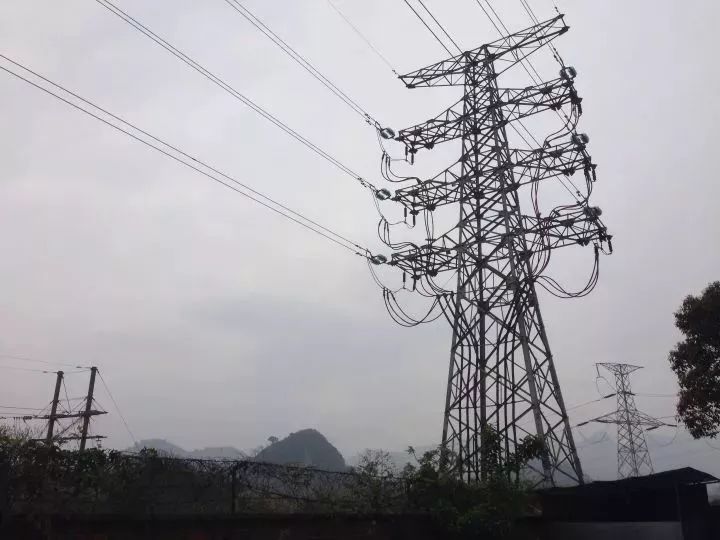 華瑞通無(wú)人機電力巡檢監控正在進(jìn)行電力巡檢